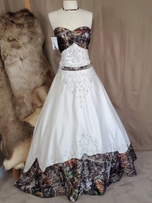 Camo wedding gown Anita Front